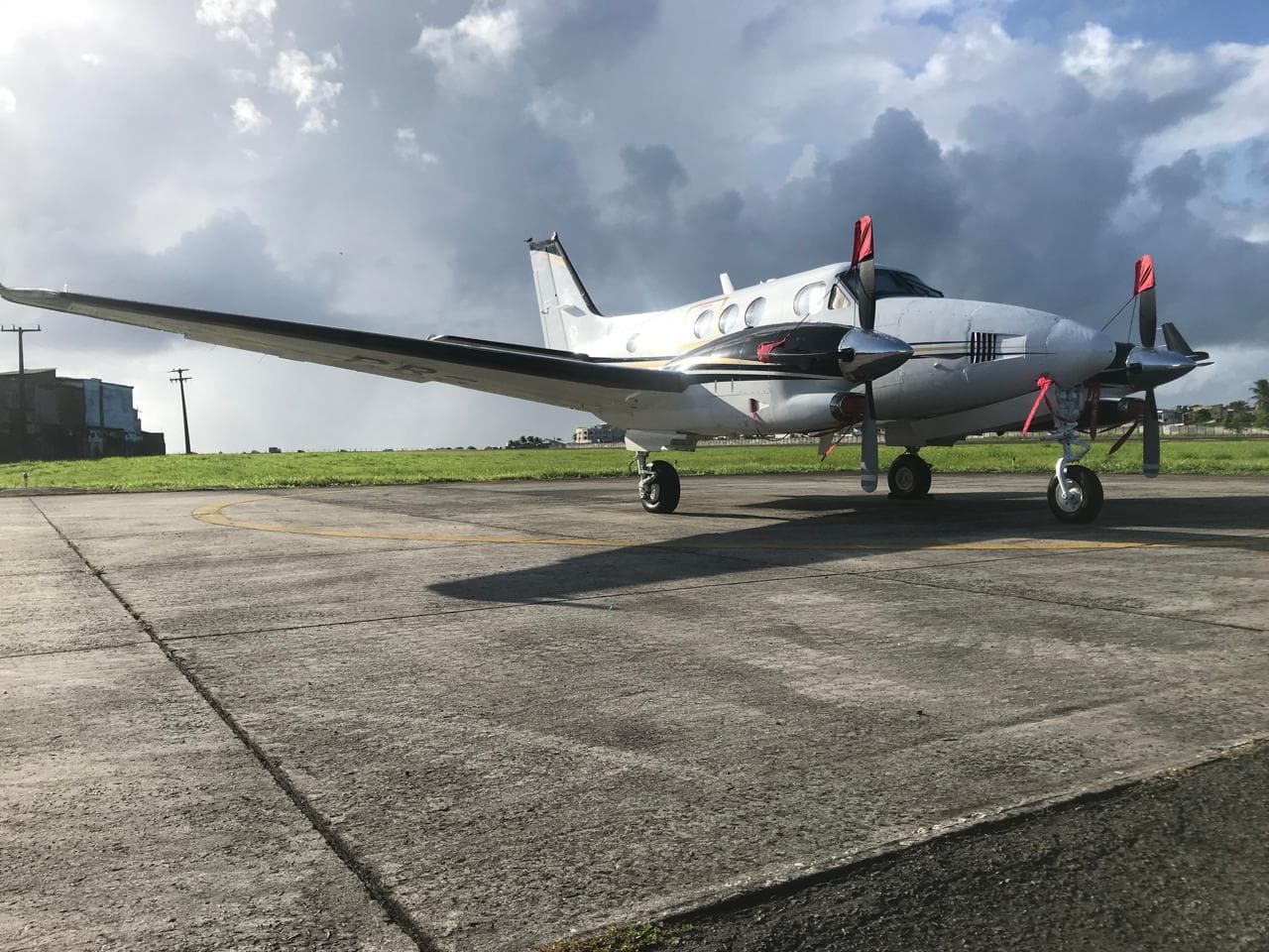 King Air C90 da Solar Aviação no pátio, com o céu nublado ao fundo
